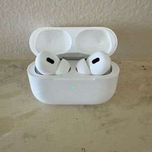 Apple AirPods Pro 2 Wireless White Earbuds with Charging Case EUC